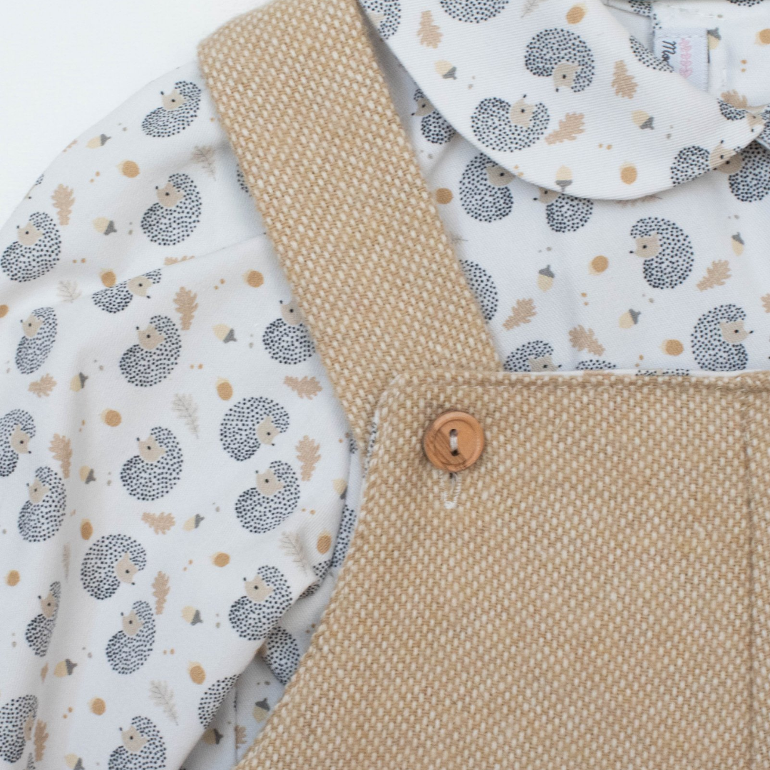 Peto beige con camisa de erizos